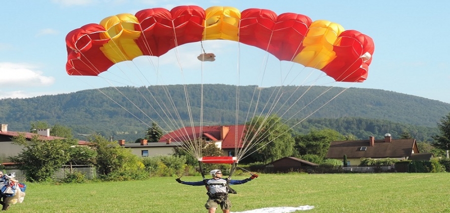 Lądowanie spadochroniarza